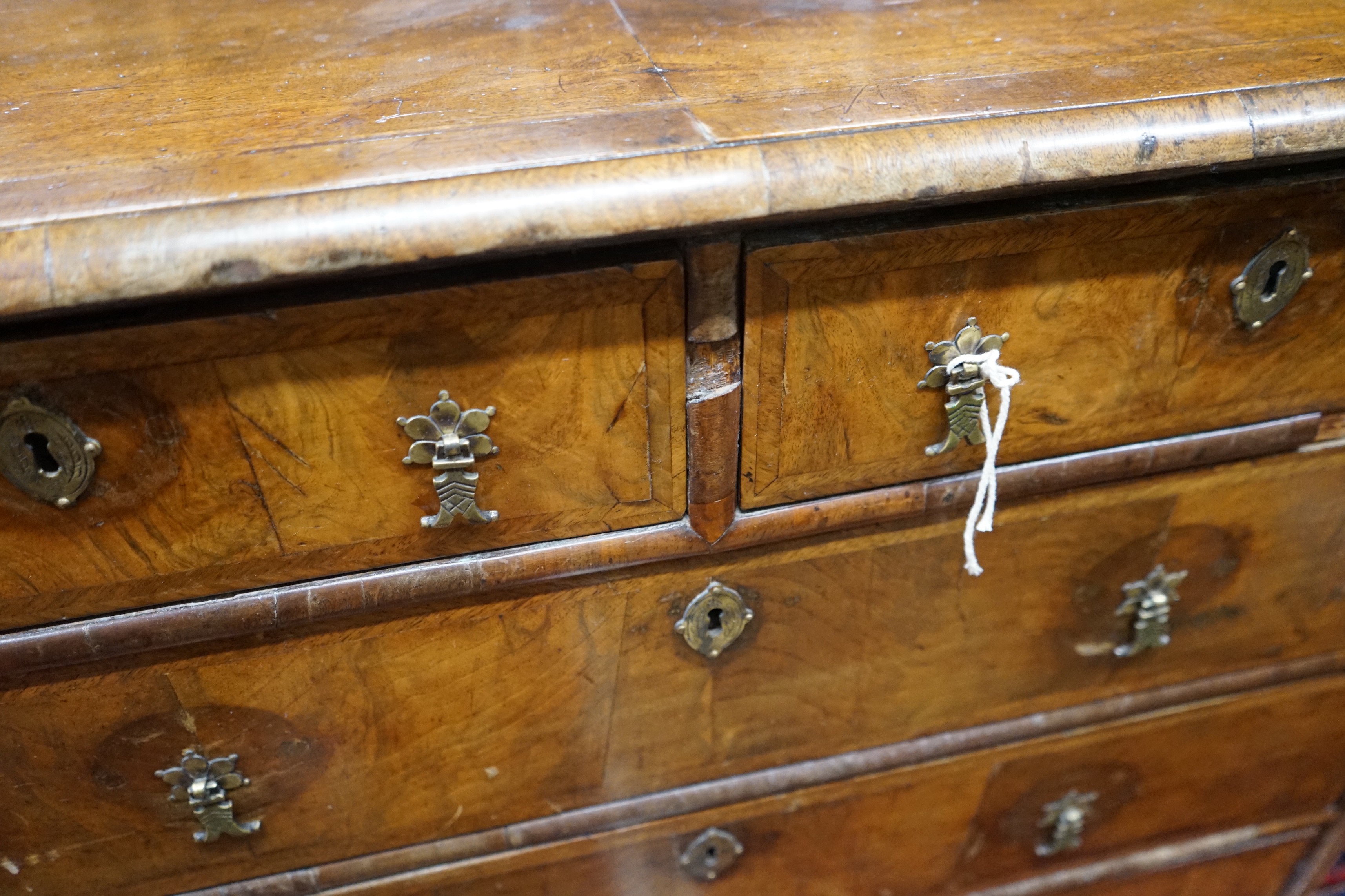 An 18th century feather banded walnut chest of two short and three long drawers, width 95cm, depth 58cm, height 92cm